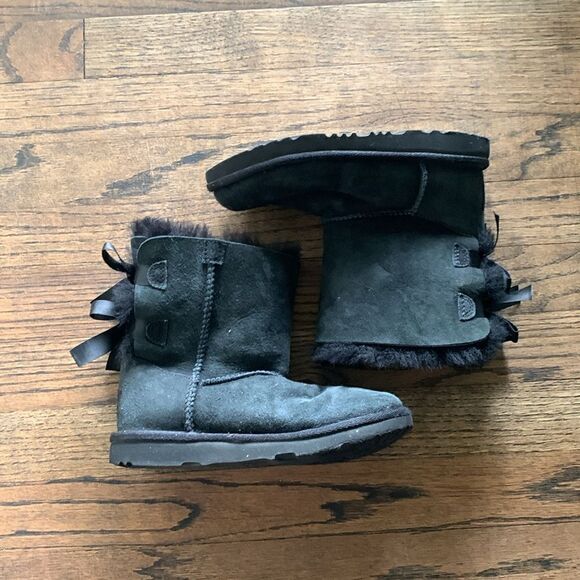 UGG Bailey bow little girls size 1 black suede wool lined boots - Picture 2 of 8